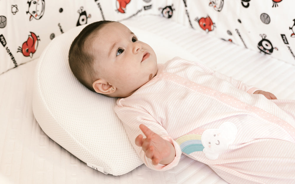 Multipurpose cushion with an inclined shape, which protects the lumbar area of ​​the pregnant mother and supports the well-being of her expected baby, with an anti-reflux function.